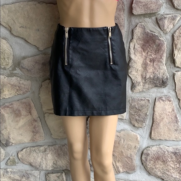 Forever 21 Dresses & Skirts - FOREVER 21 | Faux Leather Black Mini Skirt